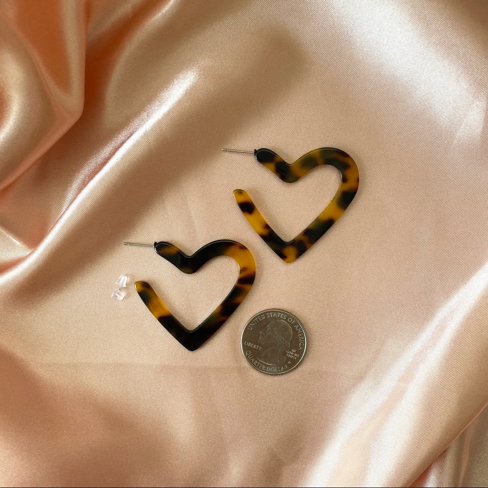 Tortoise shell Heart Hoop Earrings - Picture 3 of 9